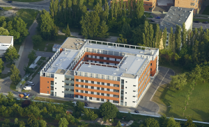 Luftaufnahme des Gebäudekomplexes des Leibniz-Instituts für Katalyse (LIKAT) in Rostock.